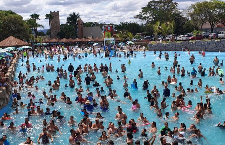 Max Min Clube inaugura a maior piscina com ondas do Norte de Minas em noite solene