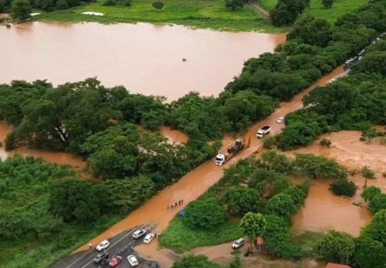 Estrada de acesso a Janaúba é interditada pela Defesa Civil por tempo indeterminado