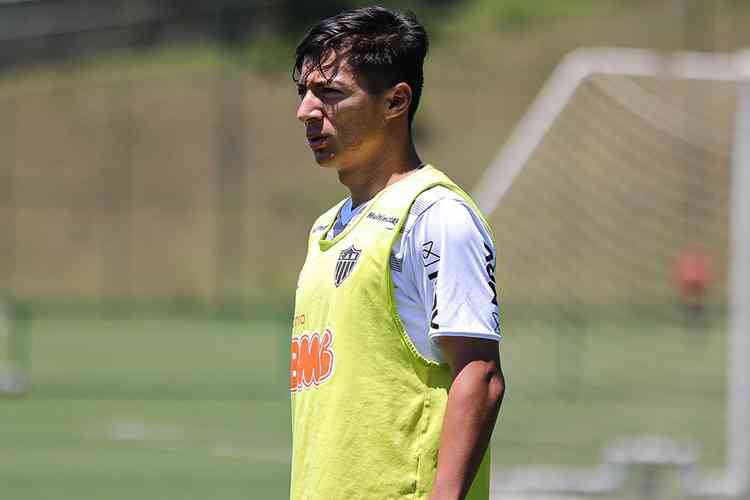 Recuperado da COVID-19, Alan Franco retorna aos treinos no Atlético