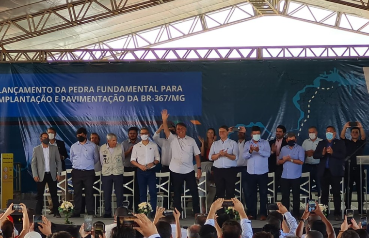 Bolsonaro, Carlos Viana, Tarcísio de Freitas e lideranças lançam pedra fundamental da BR-367