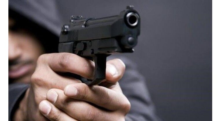 Homem ameaça mulher com arma e rouba cerca de R$ 400 mil em joias