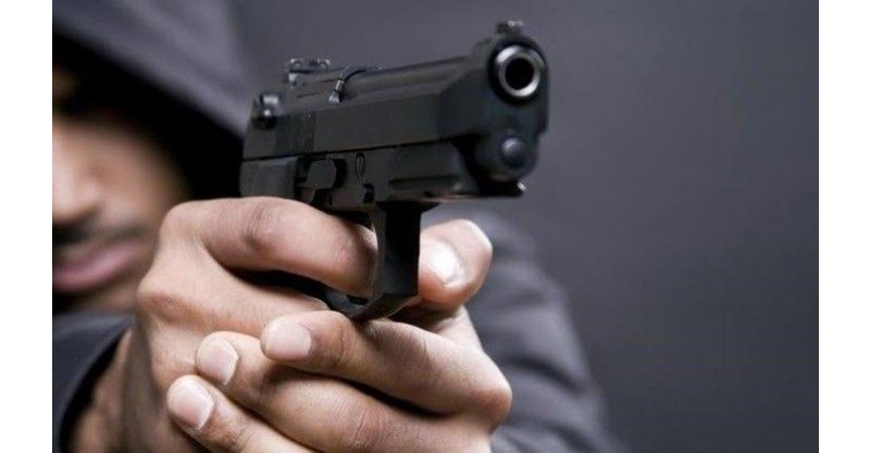 Homem ameaça mulher com arma e rouba cerca de R$ 400 mil em joias