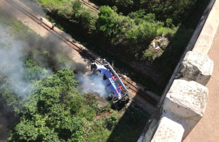 Ônibus cai de viaduto na BR-381; PRF confirma vítimas fatais