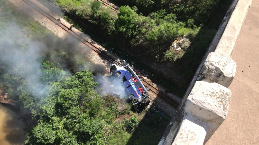 Ônibus cai de viaduto na BR-381; PRF confirma vítimas fatais