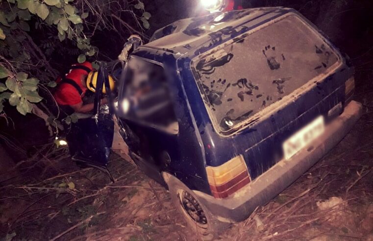 Carro bate em árvore e causa a morte de um homem, em Espinosa