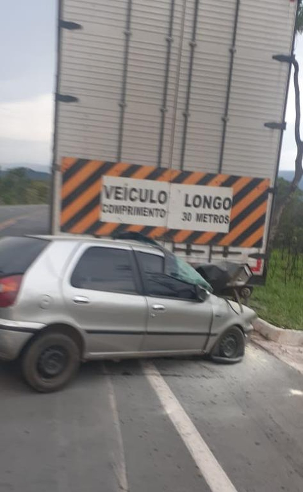 Motorista morre após bater na traseira de carreta na BR-135, em Joaquim Felício