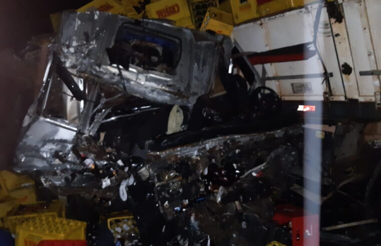 Motorista morre em acidente entre três carretas e dois caminhões na BR-251