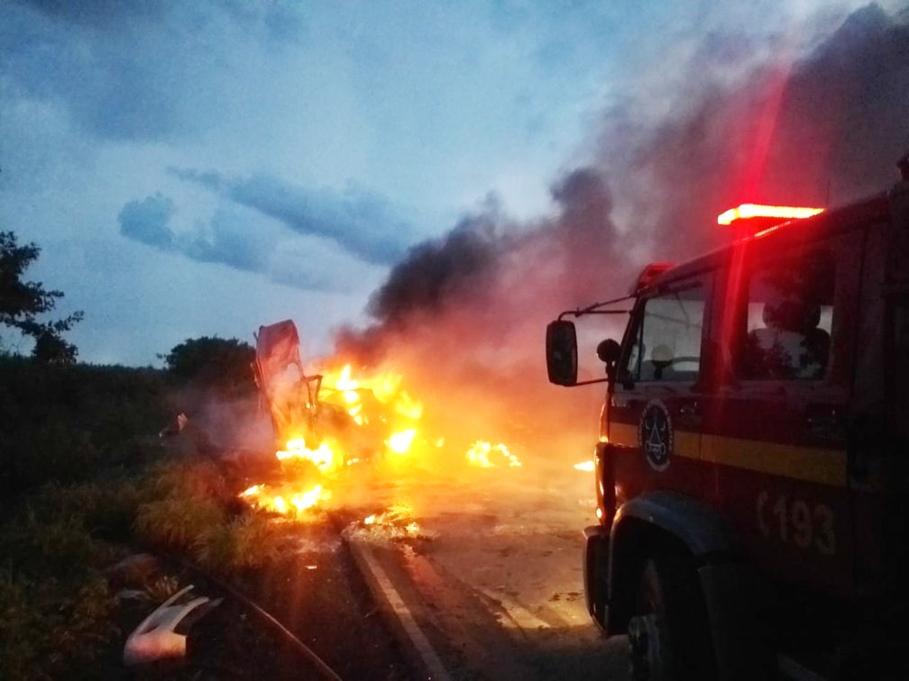 Acidente entre duas carretas e caminhão, em Janaúba, deixa uma pessoa morta