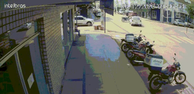 Carro ultrapassa sinal vermelho, bate em motocicleta e invade loja