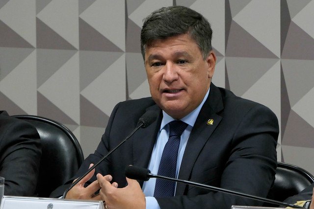 Bolsonaro e Viana participam de assinatura para início da pavimentação da BR-367