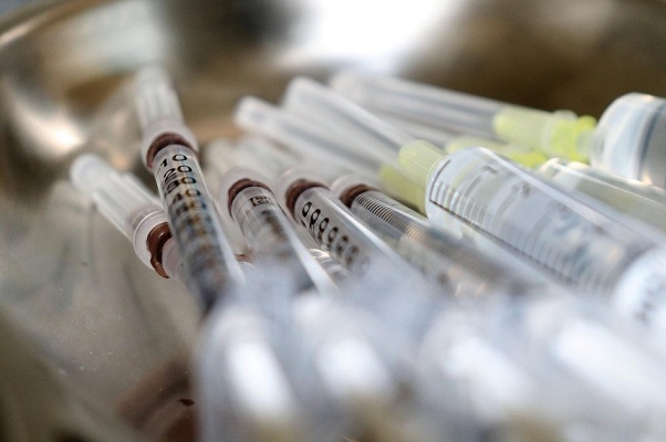 Sancionada lei que garante acesso à vacina contra Covid-19 em Minas