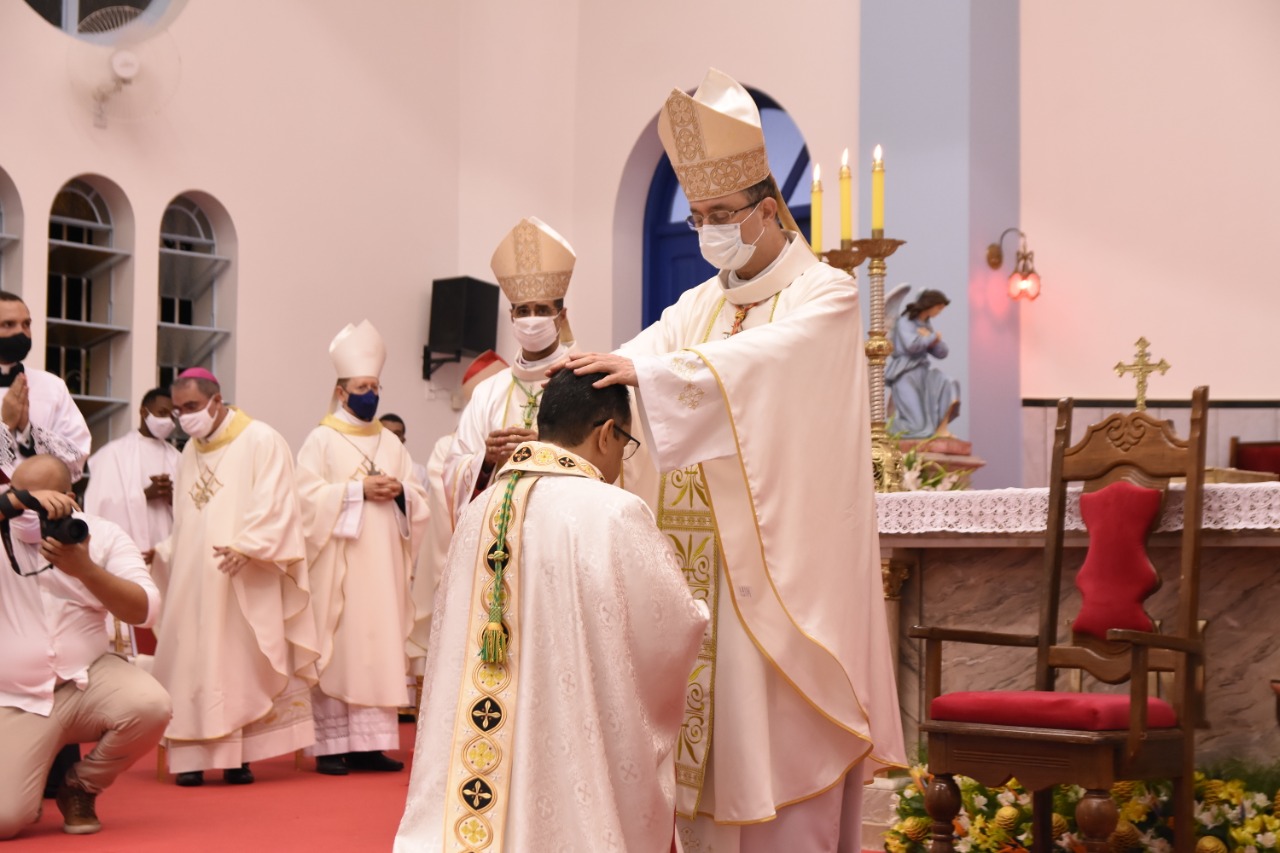 Ordenação de dom Dorival reúne 10 bispos em Montes Claros