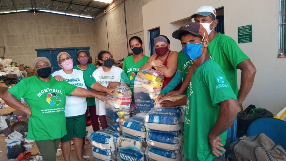 Associação Nacional doa cestas aos catadores de Montes Claros