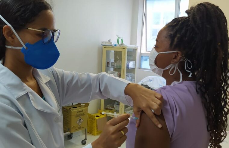 Hospital recebe vacinas e imuniza os servidores