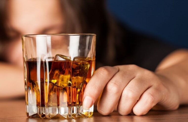 Programa de amparo à mulher alcoólatra passa pelas Comissões
