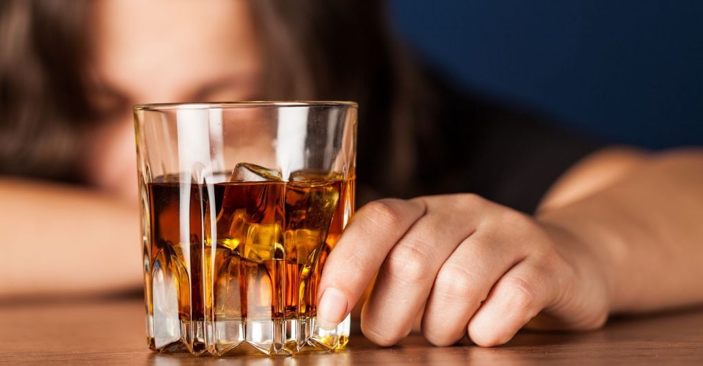 Programa de amparo à mulher alcoólatra passa pelas Comissões