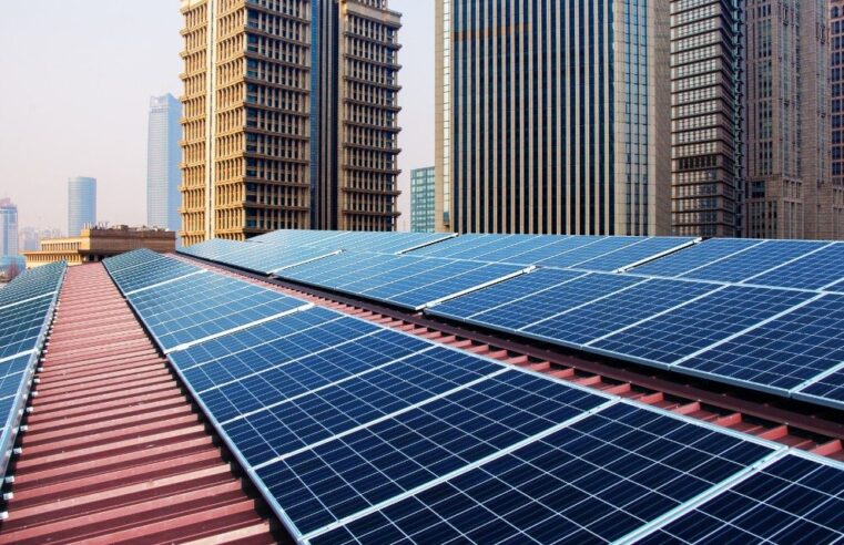 Comissão aprova isenção para painéis solares e uso obrigatório em prédios públicos
