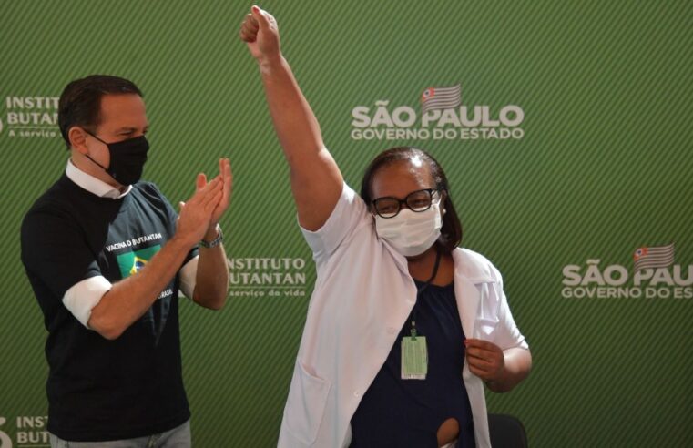 Enfermeira de São Paulo é primeira brasileira vacinada contra Covid-19