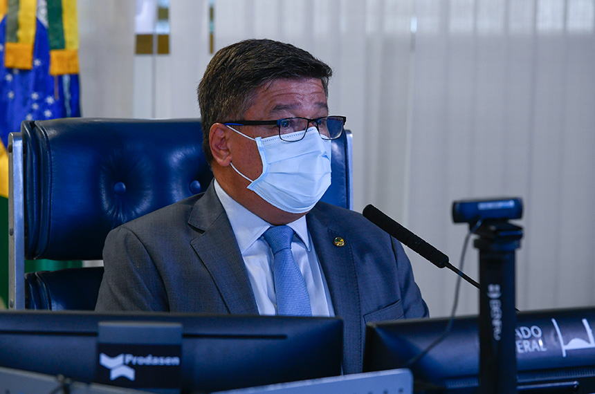 Carlos Viana defende manutenção de auxílio emergencial e pacto para um programa de “Renda Mínima”