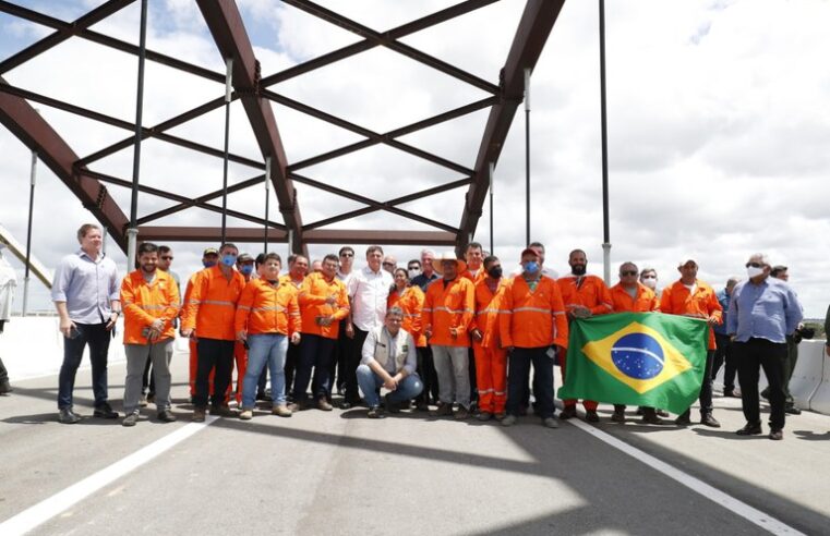 Solenidade com Bolsonaro abre tráfego em ponte no São Francisco
