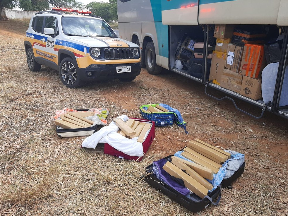 PMRv apreende 70 kg de maconha dentro de ônibus em Monte Azul