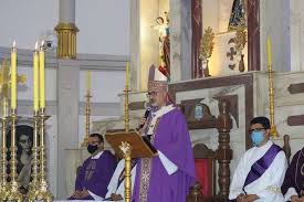 Arcebispo pede a católicos para colocar tecidos em janelas e doações para pobres