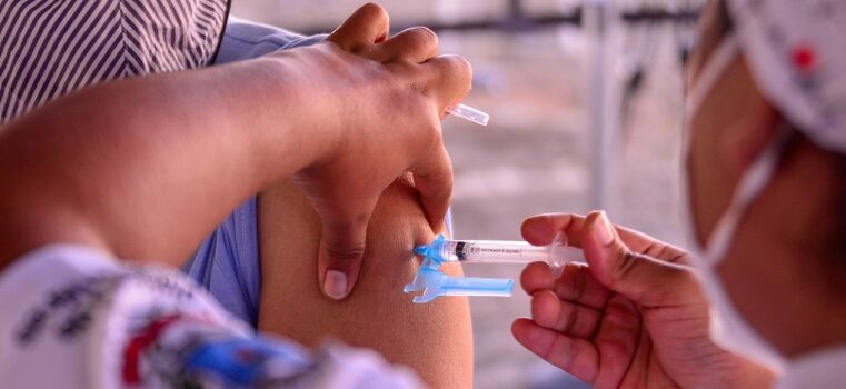 Após imunização, óbitos e internações entre idosos com mais de 70 anos cai em MG