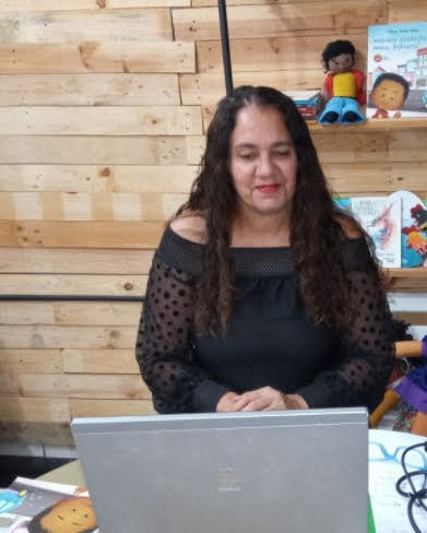 Escola Municipal Hilda Carvalho recebe a escritora Éllen Santa Rosa