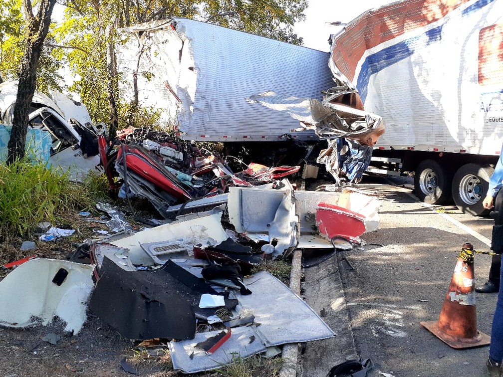 BR-135 | Três pessoas morrem em acidente entre carreta e caminhão