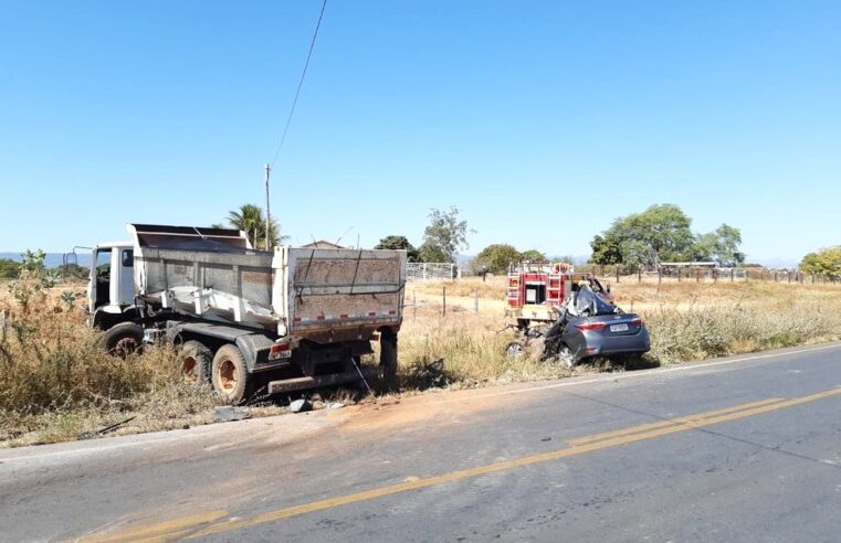 Batida entre carro e caminhão deixa dois mortos em Mato Verde