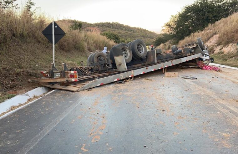 Motorista de caminhão morre, após capotamento na Serra de Francisco Sá