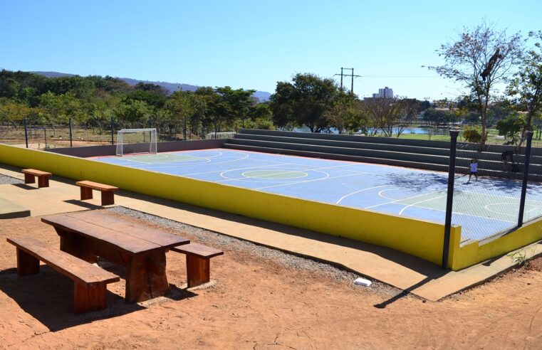Parque municipal recebe quadra e campo de futebol