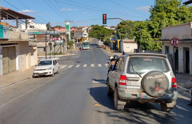 Semáforo instalado para acesso a avenida do Córrego Cintra