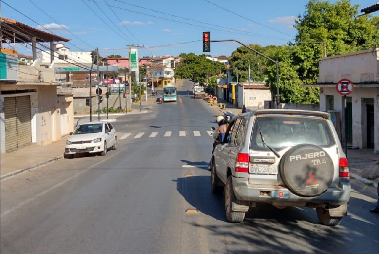 Semáforo instalado para acesso a avenida do Córrego Cintra