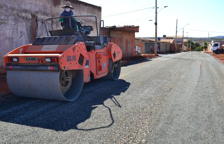 Prefeitura contrata máquinas para realizar obras de pavimentação