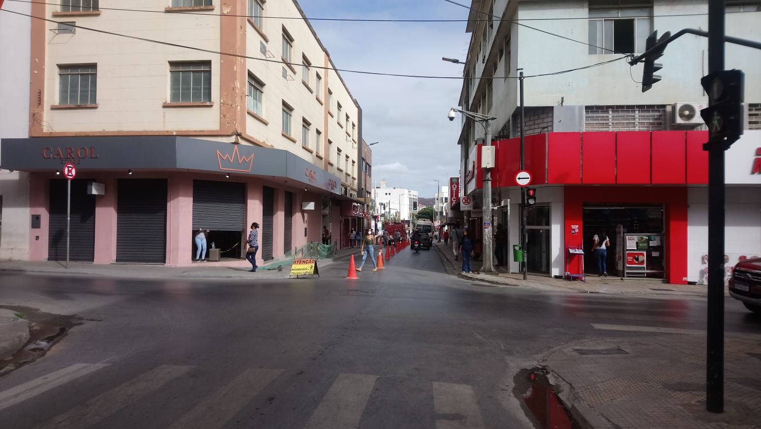 Fibra ótica provoca interdição parcial de rua na área central