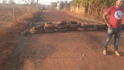Moradores interditam estrada para reivindicar melhorias em Janaúba