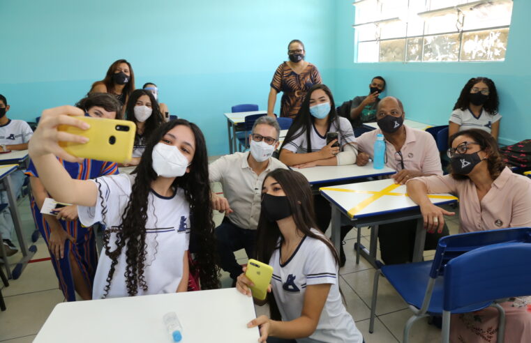 Zema anuncia investimento de R$ 800 mi em carteiras escolares para escolas estaduais