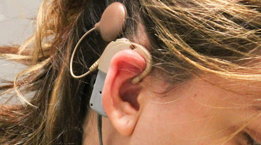 Próteses auditivas tecnológicas ajudam a derrubar o preconceito contra a surdez