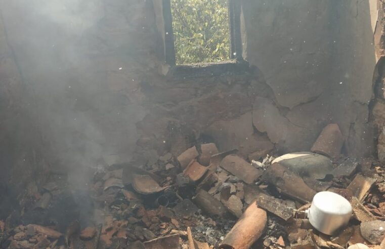 Incêndio destrói parte de uma casa na zona rural