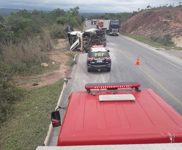 BR-251 | Caminhão betoneira tomba e causa perigo de derrapagem