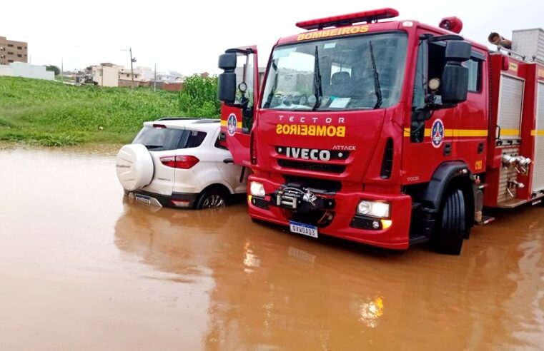 MOC | Bombeiros resgatam família que ficou ilhada dentro de carro durante chuva