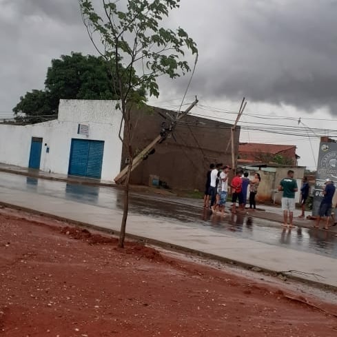 Forte chuva seguida por ventania derruba vários postes de energia nas imediações do bairro Jaraguá 2