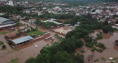 Chuvas fazem barragem e rio transbordar no Norte de Minas