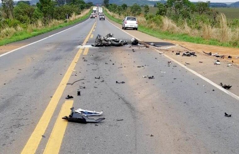 Grave acidente entre dois carros deixa mortos e feridos na BR-365