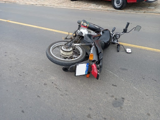 MOC | Motociclista é socorrido em estado grave após bater na traseira de carro