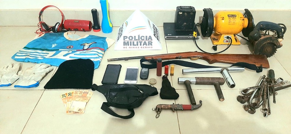 Criminosos armados rendem moradores e assaltam residência em Bocaiuva