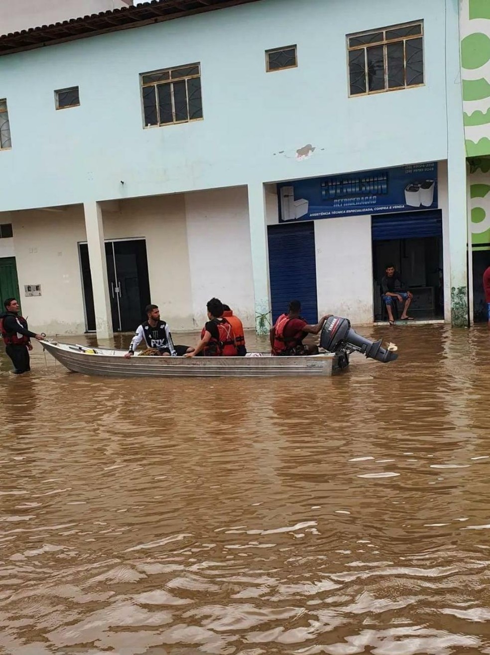 Moradores são retirados de áreas alagadas em Rio Pardo de Minas