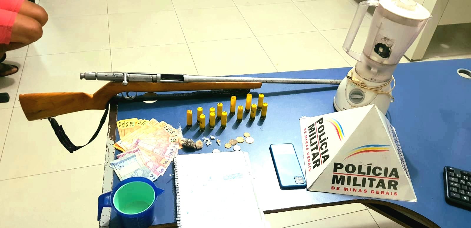 PM apreende rifle e prende traficante em Bocaiuva