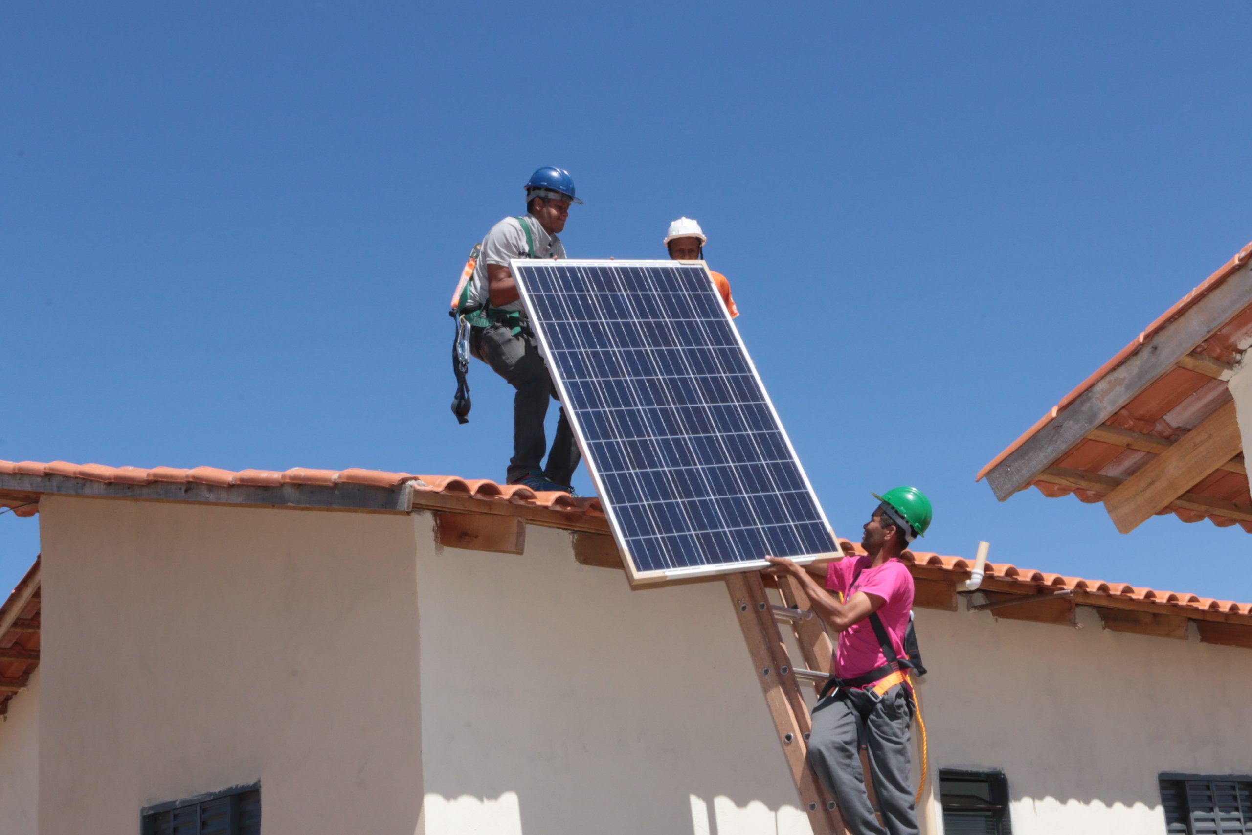 Banco do Nordeste apoia geração de energia solar em residências mineiras